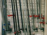 un grand nombre d'outils accrochés au mur