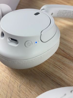un casque blanc posé sur une table en bois