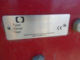 un gros plan d'une plaque métallique sur une porte rouge