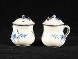 ensemble de sucrier et de pot à crème en porcelaine bleue et blanche
