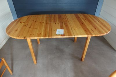 une table en bois sur laquelle est posée une carte, dans une pièce