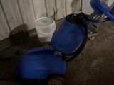 un nettoyeur bleu posé dans une pièce