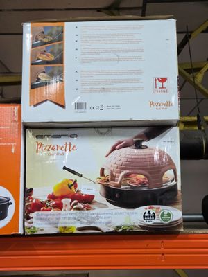 une boîte de pizza posée sur une étagère dans un magasin