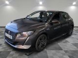 la voiture grise est garée sur un sol en damier dans le garage