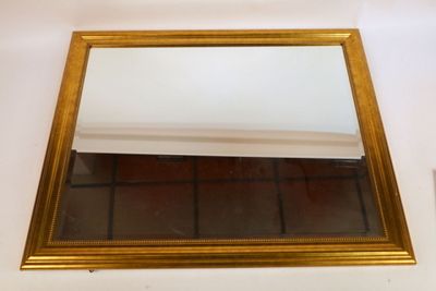 un miroir accroché au mur dans un coin de la pièce