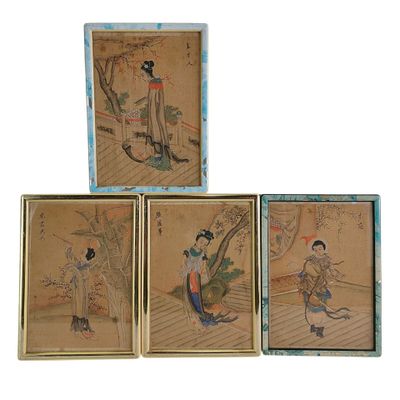 quatre tableaux asiatiques encadrés représentant des femmes en costume traditionnel et des fleurs