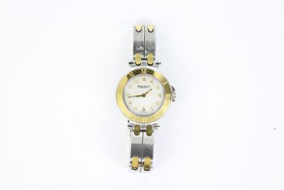 une image d'une montre-bracelet de femme sur une surface blanche