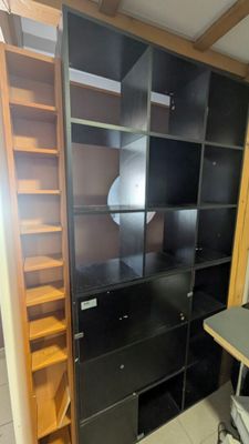 une pièce dans laquelle se trouvent un bureau, une bibliothèque et une chaise