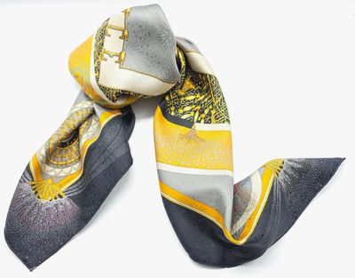 écharpe jaune et grise avec un motif sur fond blanc