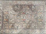 un tapis persan ancien, avec un motif floral sur fond gris
