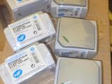 quatre boîtes de savon posées sur le plan de travail d'une cuisine