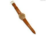 une image d'une montre-bracelet avec un bracelet en cuir marron