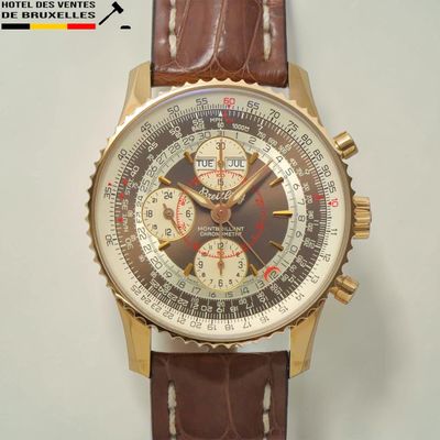 une montre marron et dorée avec un bracelet en cuir marron