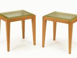 une paire de petits tabourets en bois avec des assises en cuir vert