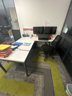 un bureau avec une chaise et un ordinateur dessus