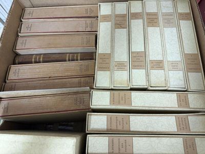 une boîte pleine de livres posée sur une table