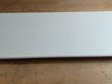 un ordinateur portable blanc posé sur une table en bois