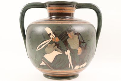 un vase sur lequel est représenté un homme et une femme