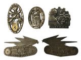 de nombreux objets métalliques de toutes sortes posés sur une surface blanche