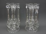 une paire de vases en verre transparent posés sur une table