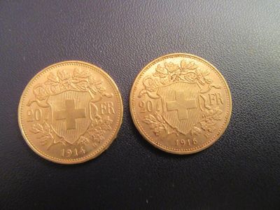deux pièces d'or ornées d'une croix au recto et d'un bouclier au verso