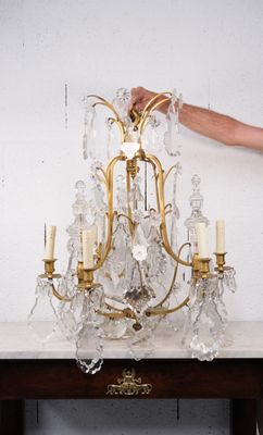 une personne tenant un lustre posé sur une table
