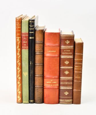 plusieurs vieux livres sont alignés sur une surface blanche