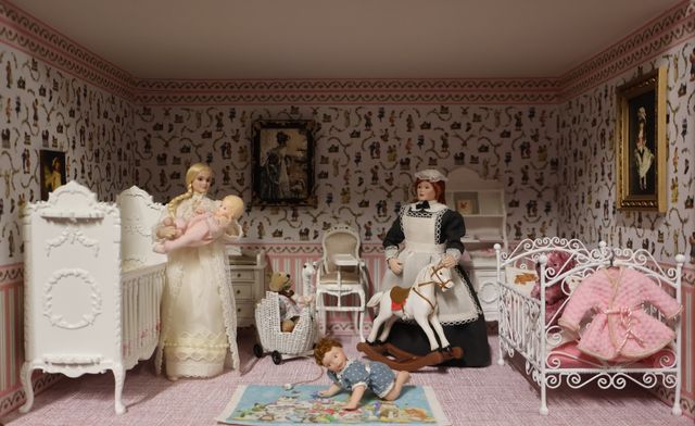 Diorama. Composition miniature, dans une vitrine en bois, vitre e...