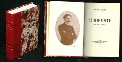 un livre ouvert sur lequel figure la photo d'un homme en costume et un livre sur lequel figure la photo d'un homme en costume