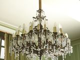 un lustre suspendu au plafond dans une loge