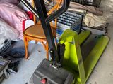 un chariot élévateur qui est garé dans un garage