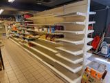 de nombreuses étagères du magasin sur lesquelles sont disposés des produits alimentaires