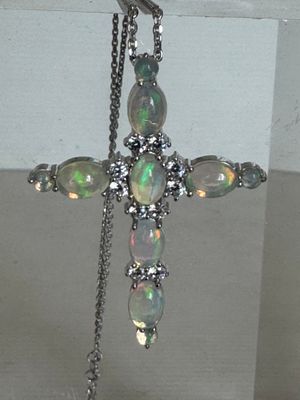une croix composée de perles de verre et d'une chaîne