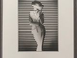 photographie en noir et blanc d'une femme en tailleur et chapeau
