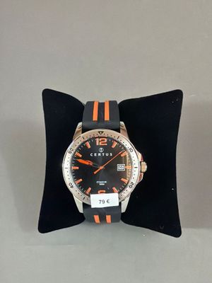 une montre orange et noire posée sur un oreiller noir