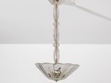 un gros plan d'un lustre en verre suspendu au plafond