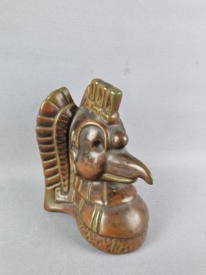figurine en laiton représentant un oiseau au long bec, sur fond blanc