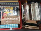 beaucoup de livres dans une boîte rouge posée sur une table