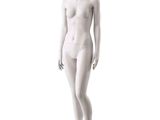 mannequin féminin debout devant un fond blanc