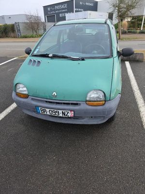 une petite voiture garée dans un parking