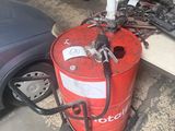 une borne d'incendie rouge posée dans un garage à côté d'une voiture