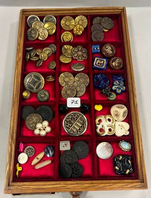 une boîte en bois contenant toutes sortes de boutons
