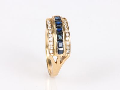 Bague en or 14 Kt sertie d'une ligne de saphirs calibrés encadrée de d - Photo 1