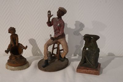 trois figurines représentant un homme assis sur un tabouret et une femme assise sur un tabouret