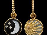 une paire de boucles d'oreilles noires et dorées ornées d'un croissant et d'une étoile