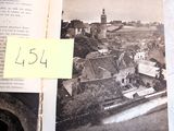 un vieux livre sur lequel figure l'image d'une ville