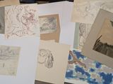 beaucoup de dessins et d'images sur la table
