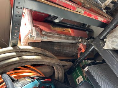 un tas d'objets divers à l'arrière d'un camion