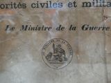 une affiche apposée sur le mur d'un immeuble et comportant une image