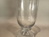 un vase en verre transparent posé sur une table